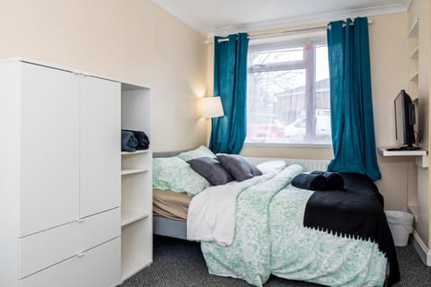 Shirley House 3, Guest House, Self Catering, Self Check in with Smart Locks, Use of Fully Equipped Kitchen, close to City Centre, Ideal for Longer Stays, Walking Distance to BAT, 20 min Drive to Fawley Refinery, Excellent Transport Links Bed and Breakfast in Southampton