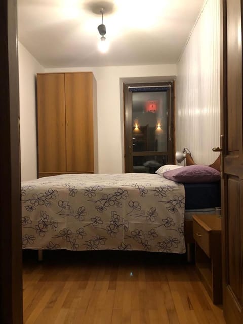 Bedroom, Landmark view, Mountain view, Street view, internet