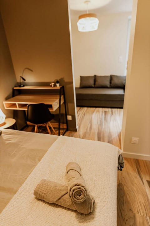 Bed, Bedroom, towels