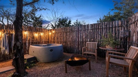 Indira at Ololo, Hot Tub, Outdoor Shower, Fire Pit House in Fredericksburg