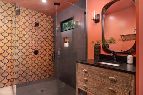 Indira at Ololo, Hot Tub, Outdoor Shower, Fire Pit House in Fredericksburg