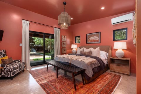 Indira at Ololo, Hot Tub, Outdoor Shower, Fire Pit House in Fredericksburg