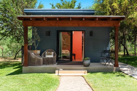 Indira at Ololo, Hot Tub, Outdoor Shower, Fire Pit House in Fredericksburg