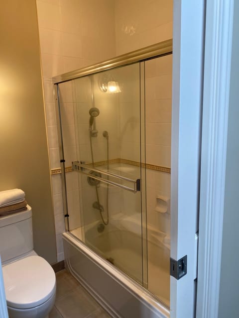 independent entrance cozy room with private bathroom close to YVR Richmond Vacation rental in Richmond