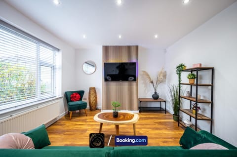 Communal lounge/ TV room, TV and multimedia, Living room, Decorative detail, Decorative detail, Seating area, Evening entertainment