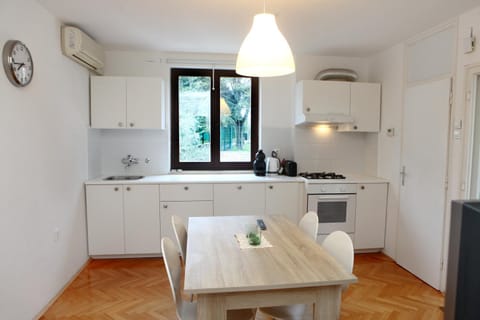 Kitchen or kitchenette, pet friendly, stove, toaster