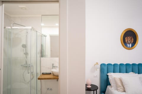 Shower, Bed, Bathroom, Photo of the whole room, Bedroom, towels
