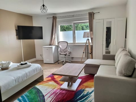 Bed, TV and multimedia, Living room, Photo of the whole room, Seating area, Bedroom