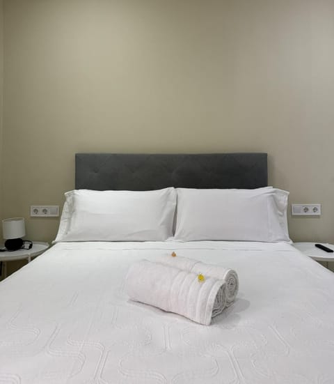Bed, towels
