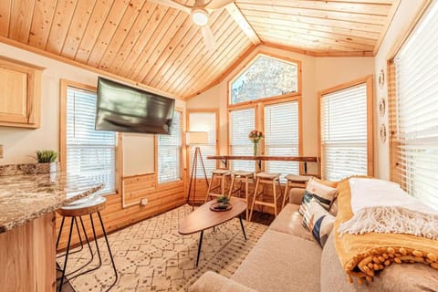 TV and multimedia, Kitchen or kitchenette, Living room, Seating area, Dining area