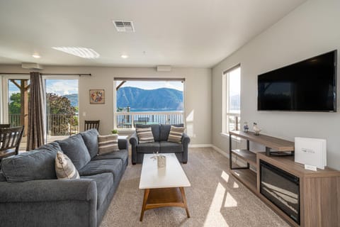 Marina's Edge Condo walk to restaurants and wineries condo Apartment in Manson