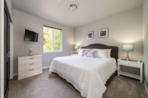 Marina's Edge Condo walk to restaurants and wineries condo Apartment in Manson