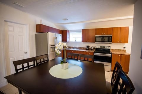 3 Bedroom Miami Home 15 Minutes to the Beach House in Miami Shores