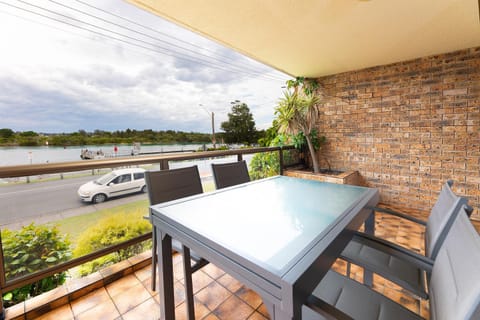 View (from property/room), Balcony/Terrace, Seating area, Lake view