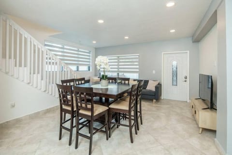 Beautiful 7-Bedroom Villa with Pool Villa in Hialeah