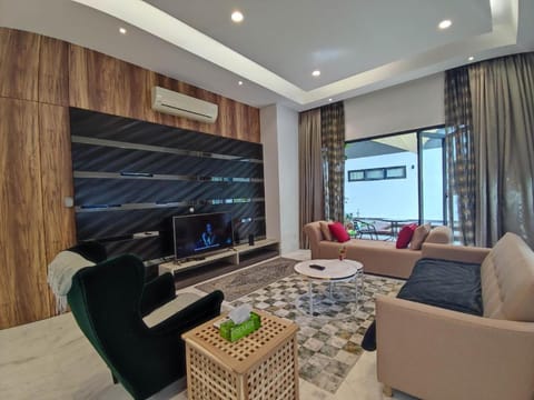 Communal lounge/ TV room, TV and multimedia, Living room, Seating area, air conditioner