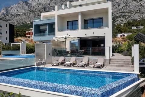 Property building, Day, Swimming pool, Swimming pool