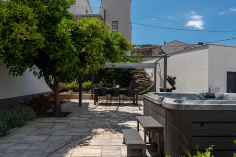 Property building, Patio, Day, Garden, Garden view