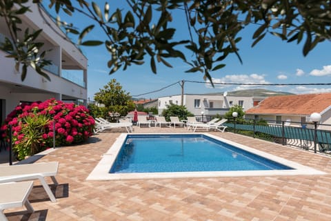 Property building, Patio, Day, Pool view, Swimming pool, sunbed