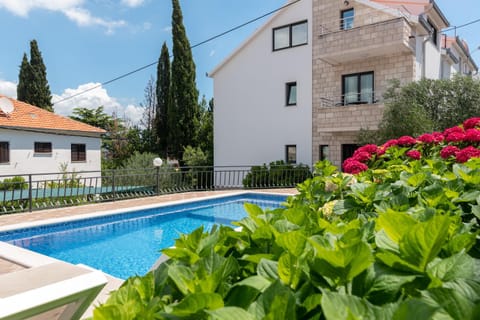 Property building, Day, Garden, Garden view, Pool view, Swimming pool, sunbed