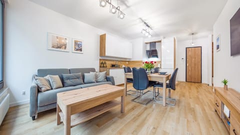 Kitchen or kitchenette, Living room, Seating area, Dining area