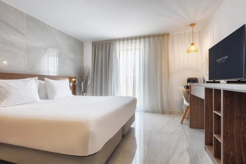 Bed, TV and multimedia, Bedroom