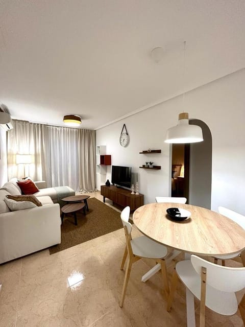 TV and multimedia, Living room, Seating area, Dining area