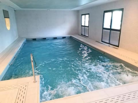 Shower, Property building, Restaurant/places to eat, Sauna, Sauna, Pool view, Swimming pool, Breakfast