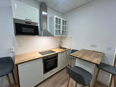 Kitchen or kitchenette, Dining area, minibar, pet friendly, stove
