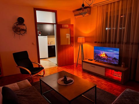 Communal lounge/ TV room, TV and multimedia, Living room, Evening entertainment, air conditioner