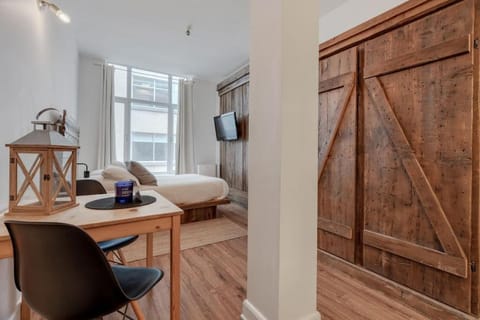 Bed, Dining area, Bedroom