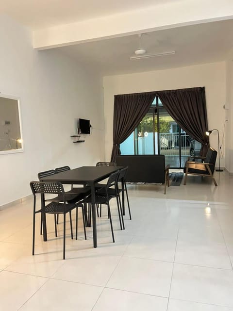TV and multimedia, Living room, Seating area, Dining area