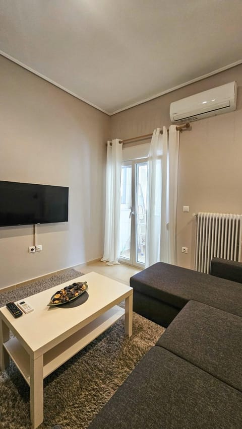 TV and multimedia, Living room, Seating area, air conditioner