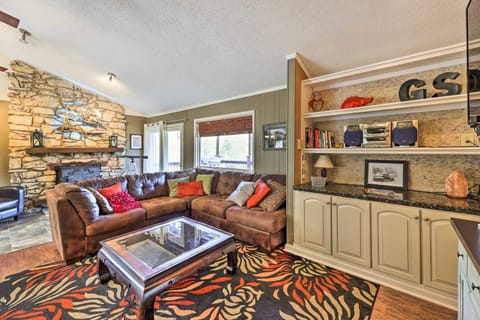 Holiday Island Home Hot Tub and Wood Stove! House in Carroll County