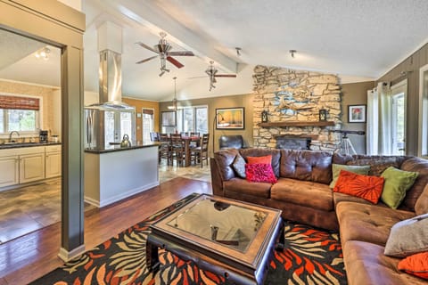 Holiday Island Home Hot Tub and Wood Stove! House in Carroll County