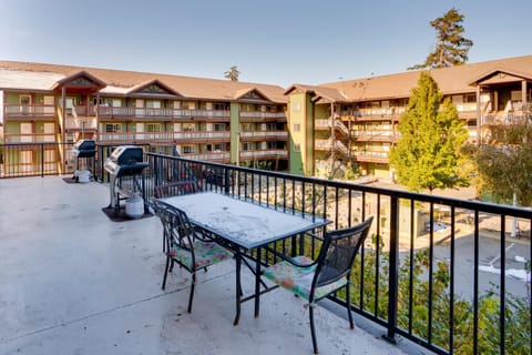 Resort-Style Condo with Lake Chelan and Mtn Views Apartment in Chelan (In Town)