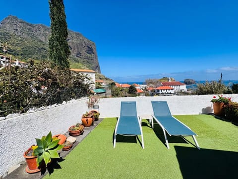 Property building, Balcony/Terrace, Living room