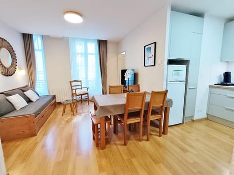 TV and multimedia, Kitchen or kitchenette, Living room, Dining area