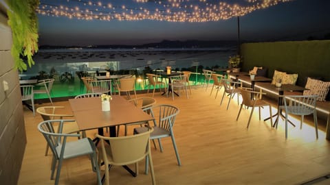 Restaurant/places to eat, Balcony/Terrace, Lounge or bar
