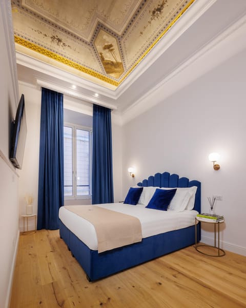Bed, TV and multimedia, Photo of the whole room, Bedroom