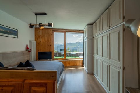 Bed, Photo of the whole room, Mountain view