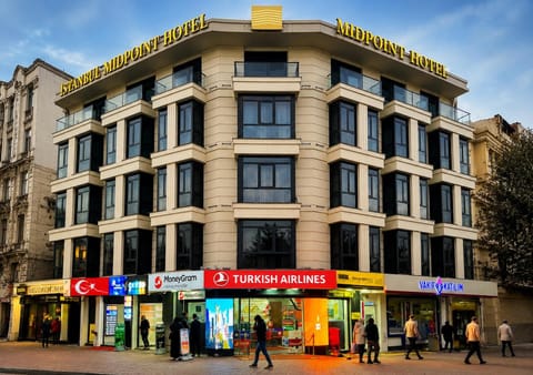 Property building, Day, Neighbourhood, On-site shops, City view, Street view, Shopping Area, Location