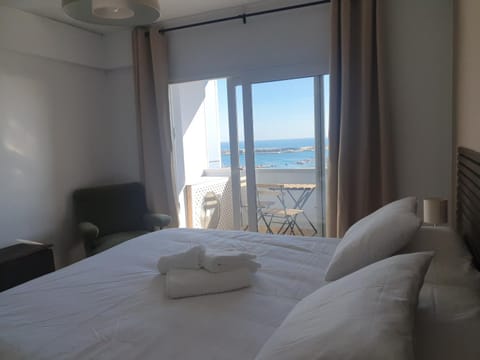 Balcony/Terrace, Bedroom, City view, Landmark view, Mountain view, Sea view, wardrobe, air conditioner