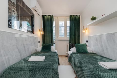 Bed, Photo of the whole room, Decorative detail, Bedroom, towels