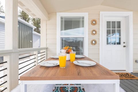 Patio, Day, View (from property/room), Balcony/Terrace, Food and drinks, Dining area, Food