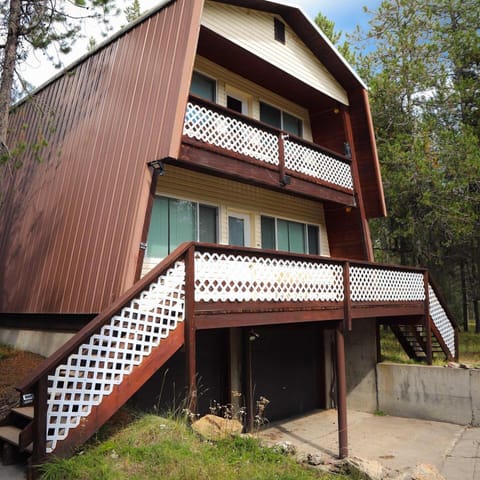 Yellow Goose Chateau House in Island Park