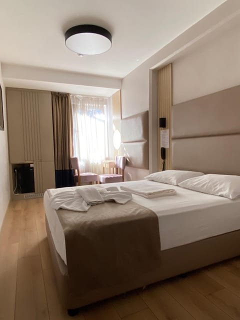 Bedroom, towels