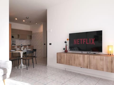 TV and multimedia, Kitchen or kitchenette, Dining area, Evening entertainment