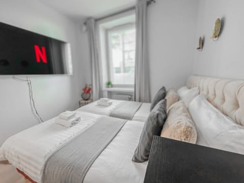 Bed, TV and multimedia, Bedroom