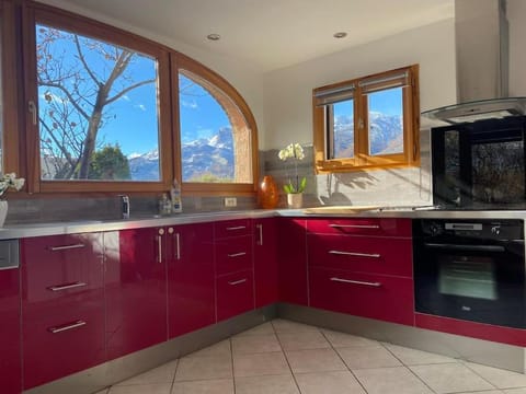 Kitchen or kitchenette, dishwasher, stove